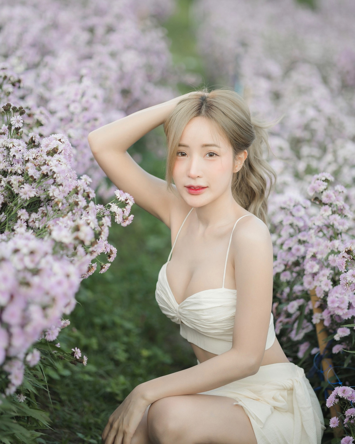 Sẵn nét đẹp vượt trội nên Feary không quá cầu kỳ trong việc makeup. Cô thường trang điểm nhẹ nhàng để tôn lên vẻ tự nhiên, nhấn vào cặp mắt nai, sống mũi cao và khuôn miệng tươi tắn.