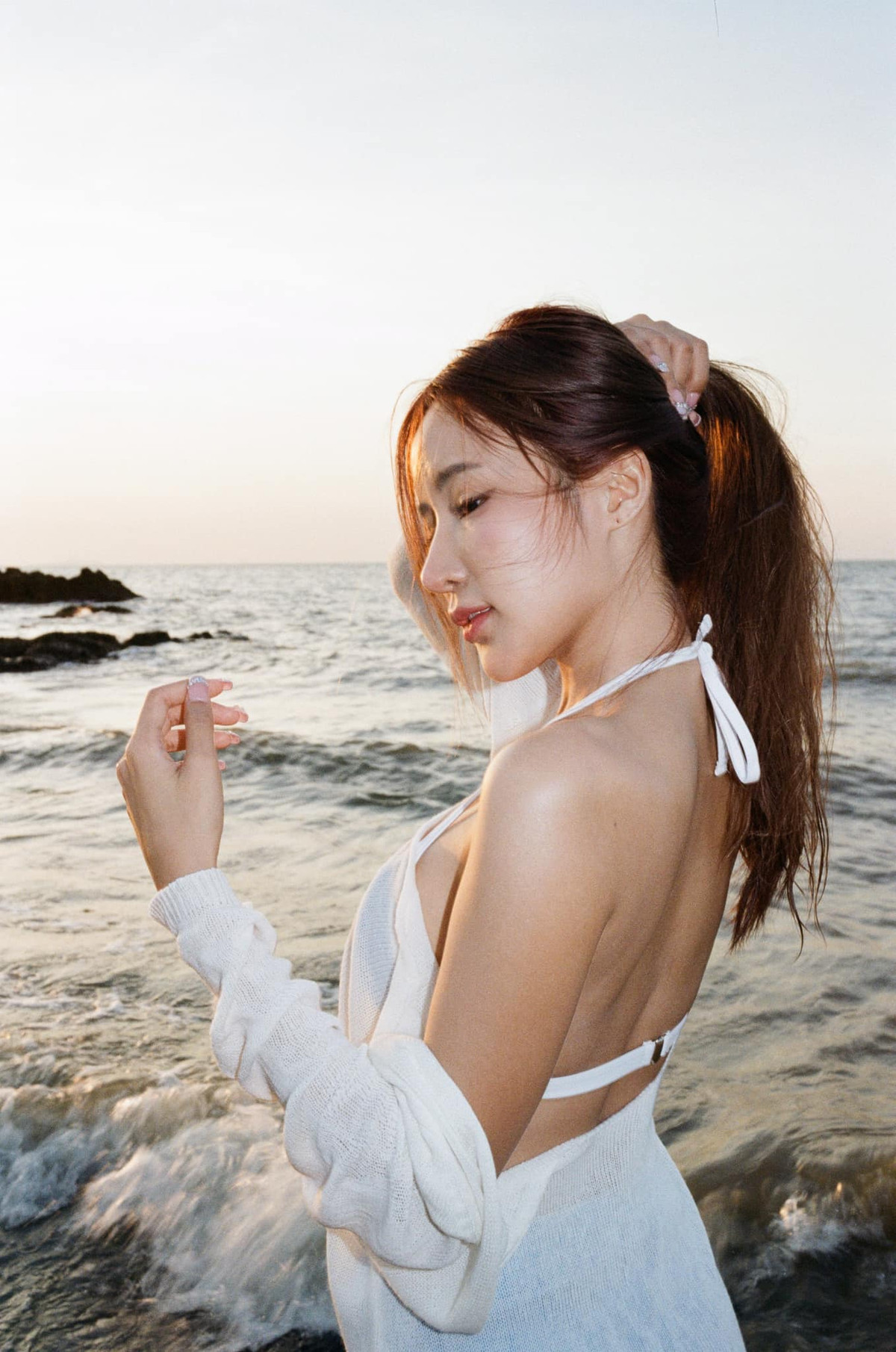 Ngay từ thời còn ngồi trên ghế nhà trường, người đẹp đã là mục tiêu săn đón của nhiều “vệ tinh”. Hiện tại, Feary đang theo nghề mẫu ảnh, góp mặt trong một số MV ca nhạc.