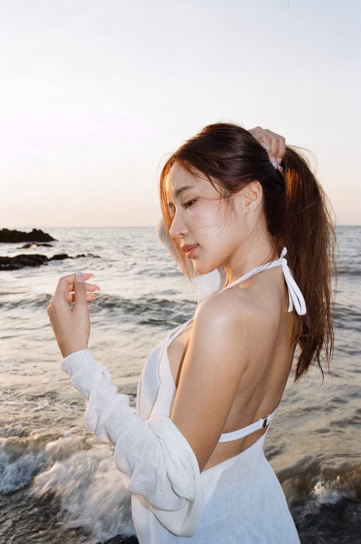 Ngay từ thời còn ngồi trên ghế nhà trường, người đẹp đã là mục tiêu săn đón của nhiều “vệ tinh”. Hiện tại, Feary đang theo nghề mẫu ảnh, góp mặt trong một số MV ca nhạc.