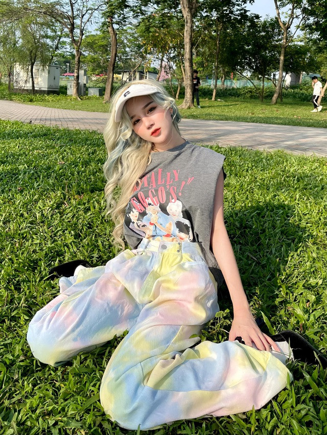 Cụ thể, nữ streamer xinh đẹp trên có tên đầy đủ Phan Hoàng Thiên Thy (sinh năm 1995, quê ở Nghệ An) và hiện đang làm việc tại Hà Nội.