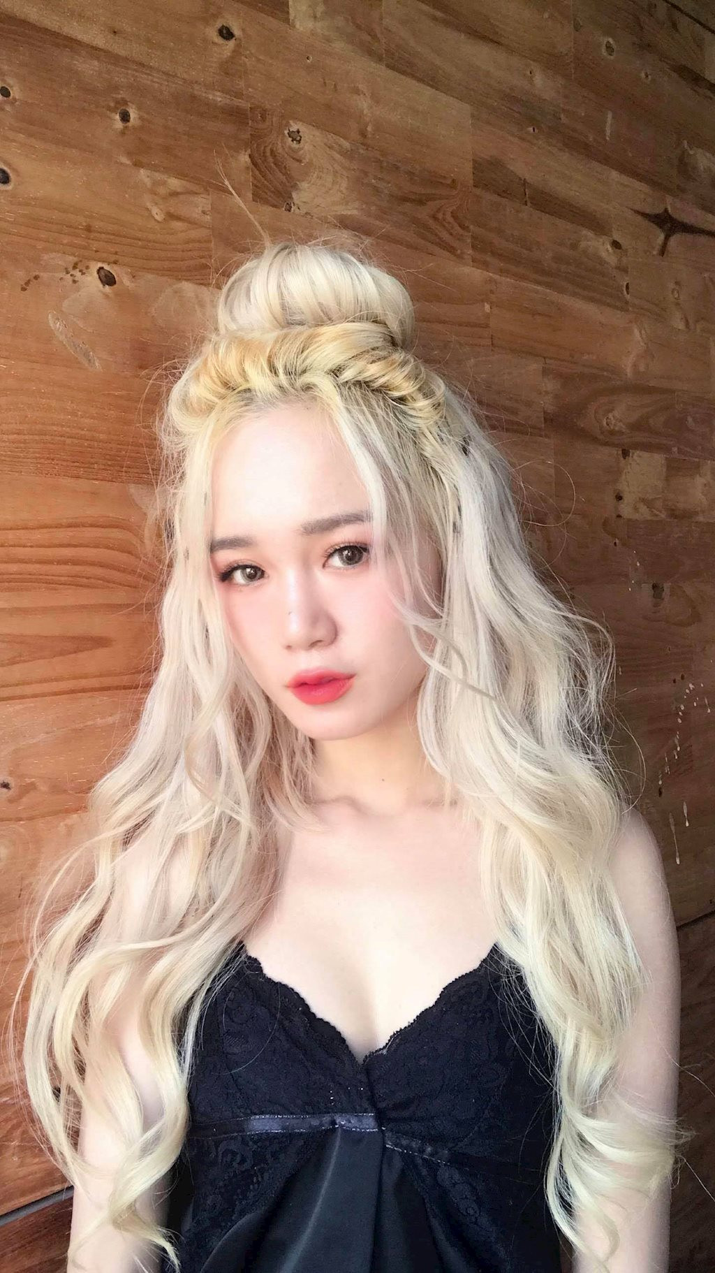 Sở hữu gương mặt xinh đẹp, trong sáng, mái tóc vàng bồng bềnh như nàng công chúa tóc mây, Thiên Thy được người hâm mộ mệnh danh là “thần thiên tỷ tỷ”.