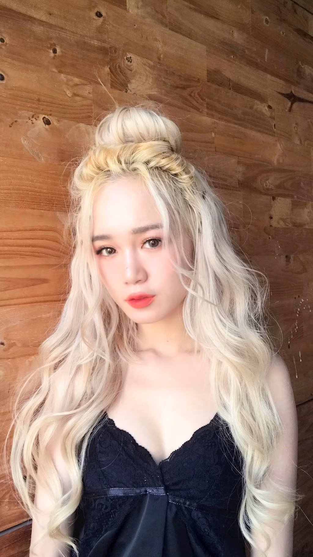 Sở hữu gương mặt xinh đẹp, trong sáng, mái tóc vàng bồng bềnh như nàng công chúa tóc mây, Thiên Thy được người hâm mộ mệnh danh là “thần thiên tỷ tỷ”.