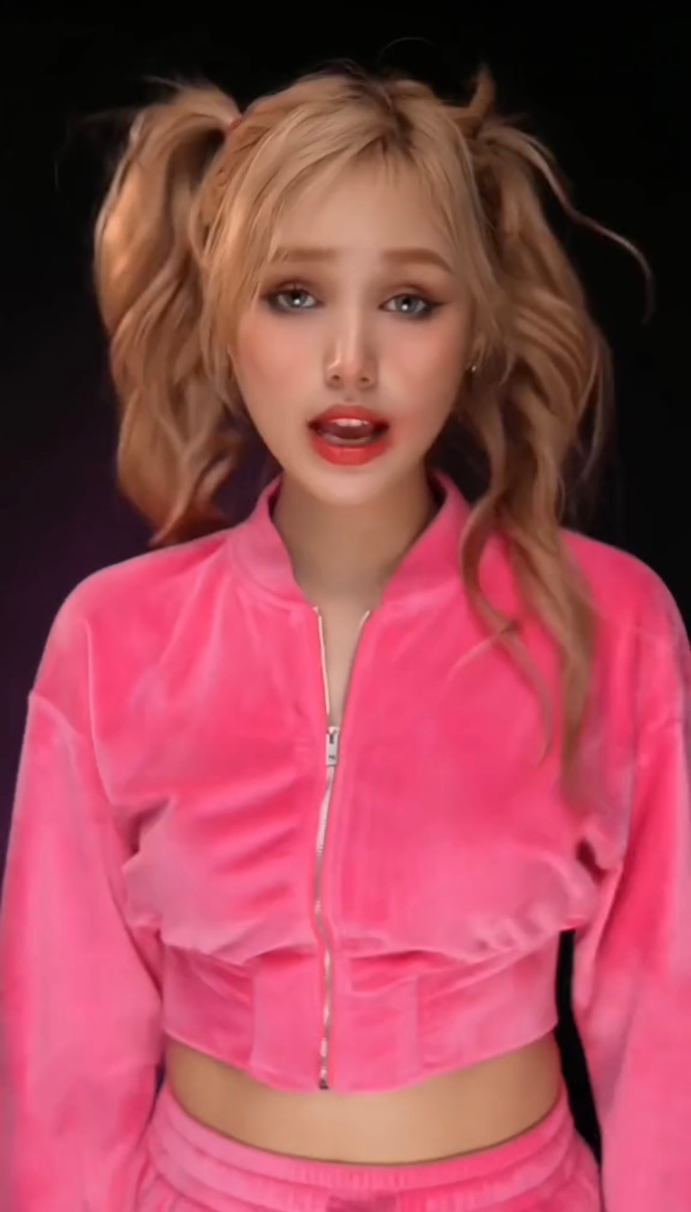 Lần này, Xoài Non đã thành công hớp hồn người hâm mộ với phong cách trang điểm đậm nhờ vào việc lên ý tưởng về mặt hình tượng thông minh.