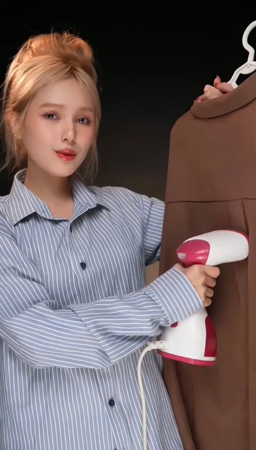 Nửa phần sau, Xoài Non tiếp tục thử sức với nhiều layout mới lạ hơn. Theo đó, người đẹp bắt đầu diện những bộ cánh quyến rũ kết hợp với việc chọn tông trang điểm đậm đà, sắc sảo.