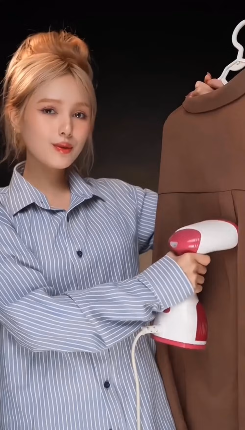 Nửa phần sau, Xoài Non tiếp tục thử sức với nhiều layout mới lạ hơn. Theo đó, người đẹp bắt đầu diện những bộ cánh quyến rũ kết hợp với việc chọn tông trang điểm đậm đà, sắc sảo.