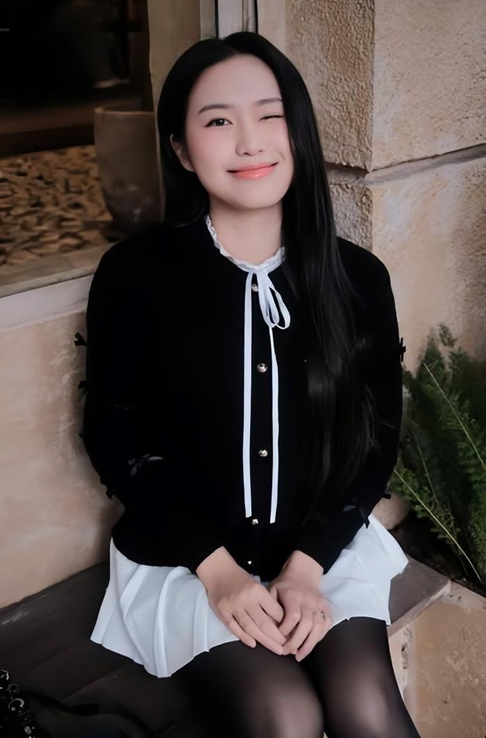 Màn kết đôi giữa tất lưới đen cùng giày loafer da bóng mang đến nét cổ điển nhưng không hề lỗi thời.