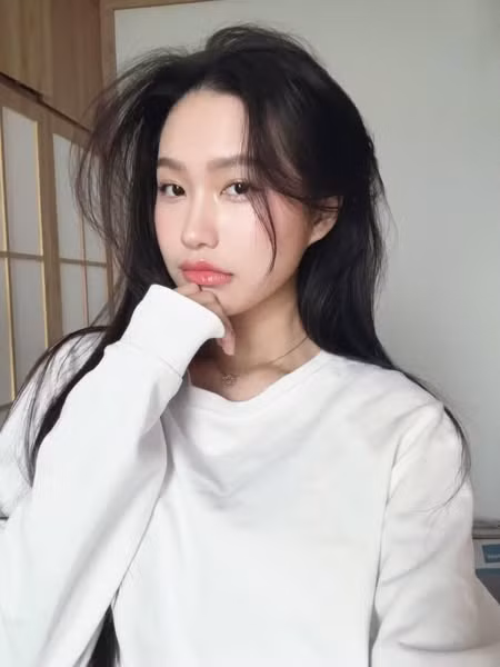 Điểm nhấn nằm ở hàng lông mày thanh thoát và đôi mắt được kẻ nhẹ, giúp tổng thể gương mặt của Doãn Hải My thêm phần sắc nét.