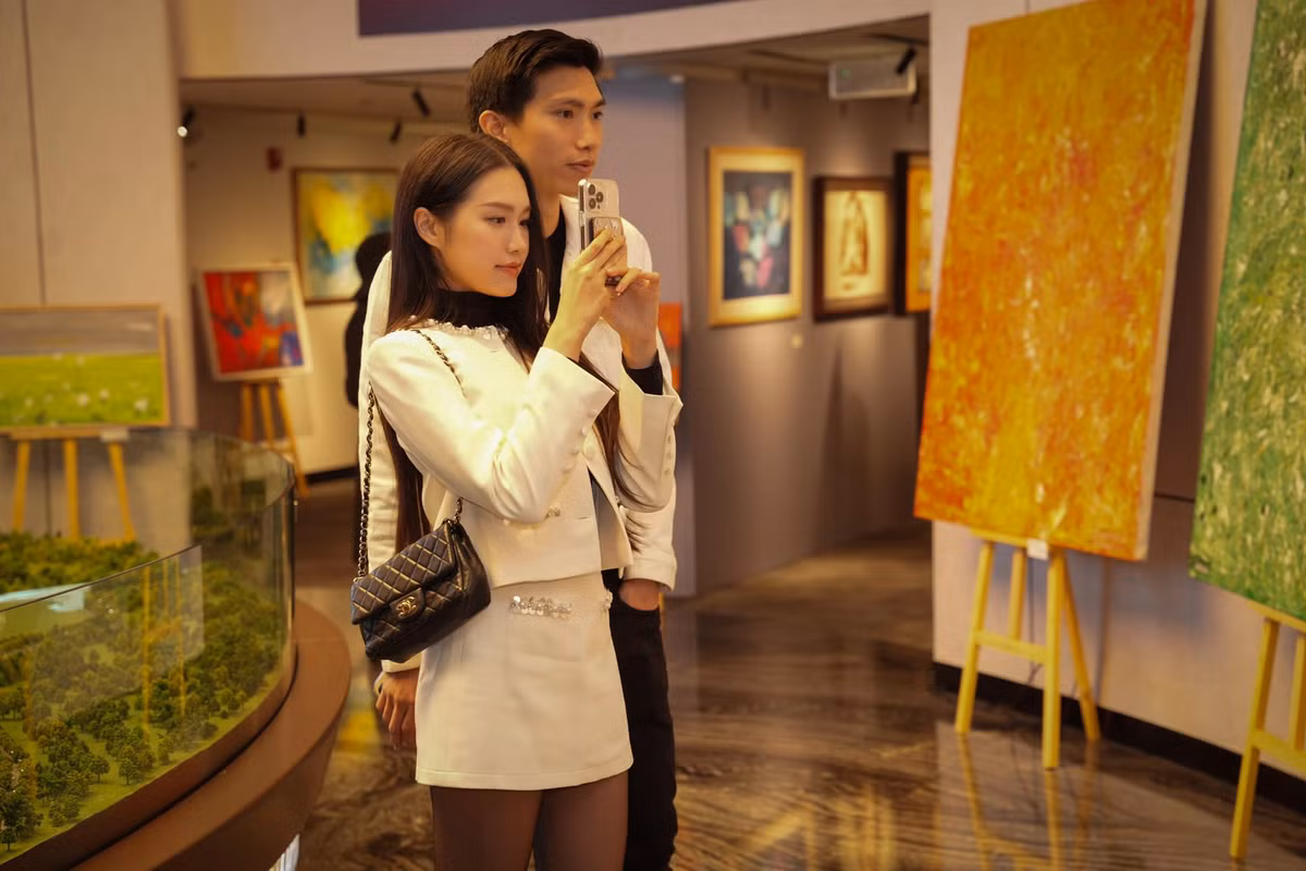 Lối trang điểm thiên về sự nhẹ nhàng với đôi môi hồng, gò má ửng nhẹ giúp top 10 Hoa hậu Việt Nam 2020 thêm phần rạng rỡ.