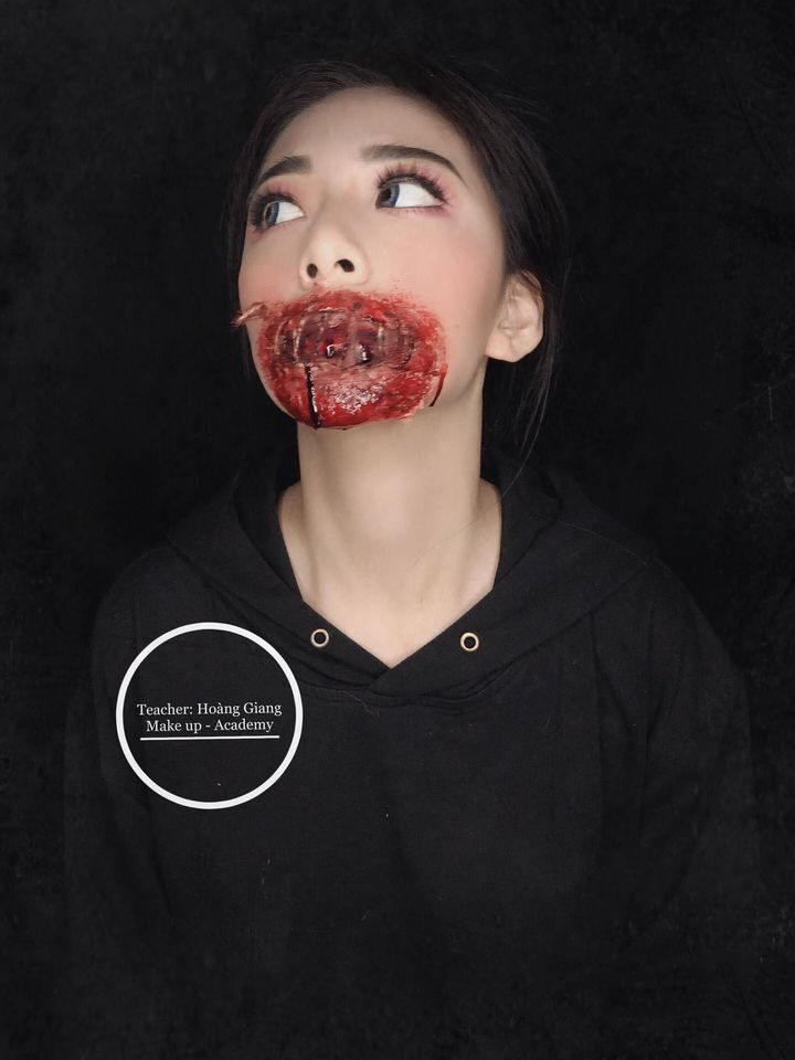 Một trong những chuyên gia trang điểm gây chú ý trong dịp Halloween năm nay phải kể đến Hoàng Giang (SN 1993) tại Hà Nội. Trên trang cá nhân, cô bạn xinh đẹp này vừa đăng tải loạt ảnh những mẫu make up kinh dị do chính tay mình thực hiện.