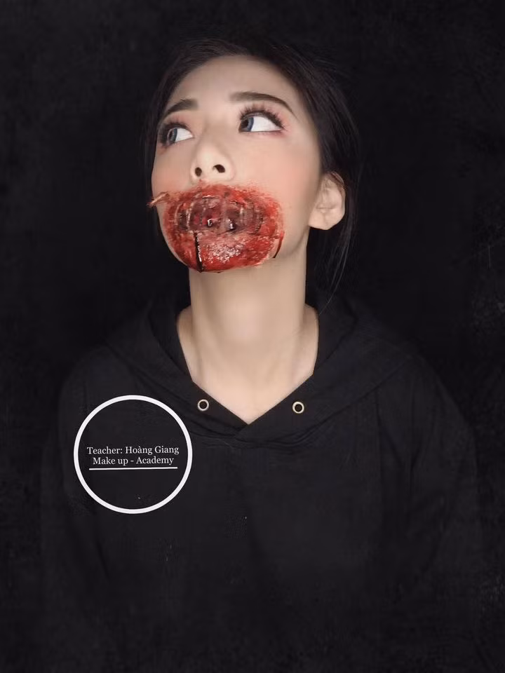 Một trong những chuyên gia trang điểm gây chú ý trong dịp Halloween năm nay phải kể đến Hoàng Giang (SN 1993) tại Hà Nội. Trên trang cá nhân, cô bạn xinh đẹp này vừa đăng tải loạt ảnh những mẫu make up kinh dị do chính tay mình thực hiện.