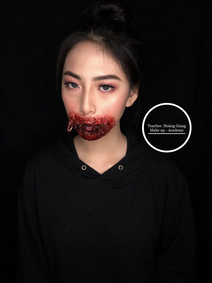 Hoàng Giang chia sẻ thêm, để hoàn thiện một gương mặt cho các bạn trẻ tham dự Halloween mất khá nhiều thời gian và trải qua nhiều công đoạn. Nhưng thành quả nhận về luôn khiến cô và khách hàng cảm thấy hài lòng.