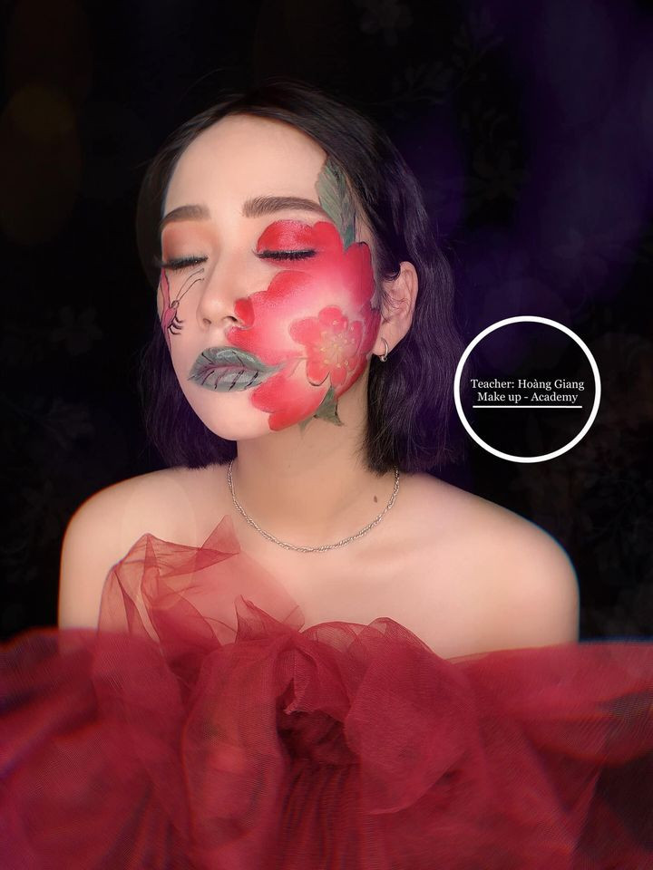 Phần hấp dẫn nhất trong buổi chia sẻ kinh nghiệp của chuyên gia trang điểm xinh đẹp - Hoàng Giang chắc hẳn là màn thị phạm make up Halloween của cô nàng trên gương của người mẫu.
