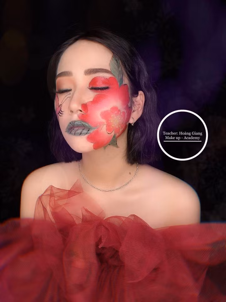 Phần hấp dẫn nhất trong buổi chia sẻ kinh nghiệp của chuyên gia trang điểm xinh đẹp - Hoàng Giang chắc hẳn là màn thị phạm make up Halloween của cô nàng trên gương của người mẫu.