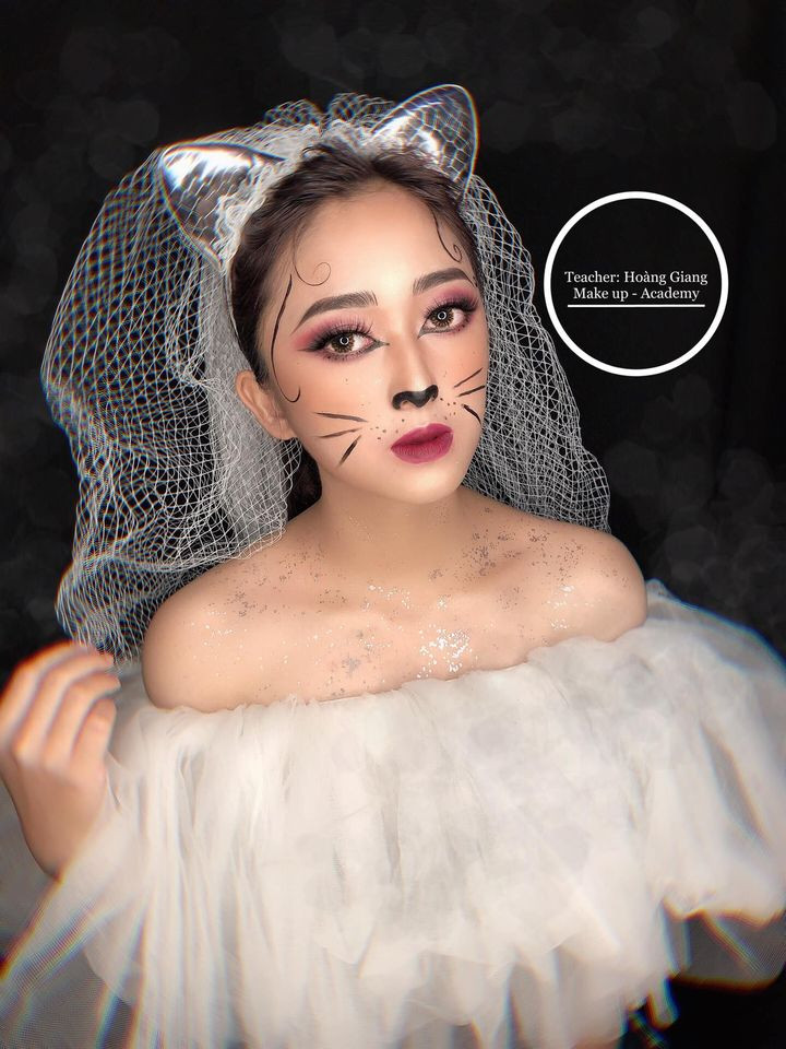 Không chỉ đưa ra những mẫu make up Halloween "ai nhìn cũng sợ", Hoàng Giang còn thực hiện 1 buổi workshop để chia sẻ những kĩ năng, kinh nghiệm trang điểm để có gương mặt ấn tượng trong "lễ hội Ma quỷ".