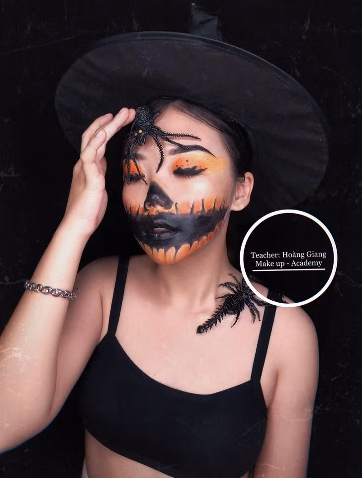 Mở đầu buổi workshop của mình, Hoàng Giang có nhắc đến quảng đường làm nghề và công việc đã thay đổi con người cô ra sao.