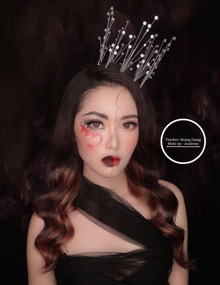 Chỉ cần nhẹ nhàng tạo khối khác nhau trên gương mặt, các bạn trẻ đã có diện mạo "đáng sợ" để tham gia lễ hội Halloween 2020.