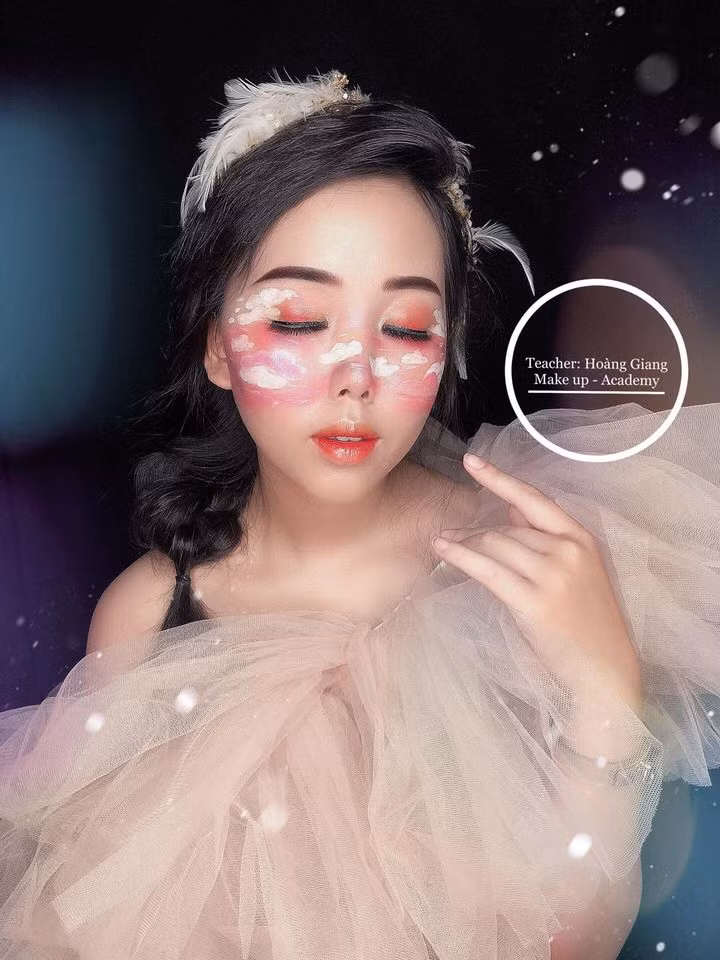 Theo chia sẻ của Hoàng Giang, buổi workshop hướng dẫn cách make up Halloween không chỉ là nơi giải thích thắc mắc cho các bạn trẻ muốn đi theo nghề trang điểm mà còn là nơi để giao lưu, học hỏi.