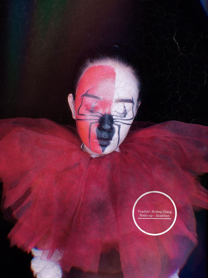 Để có một buổi party Halloween thành công, các bạn trẻ không thể thiếu được những màn hóa trang và lúc này là dịp để các chuyên gia trang điểm ra tay.