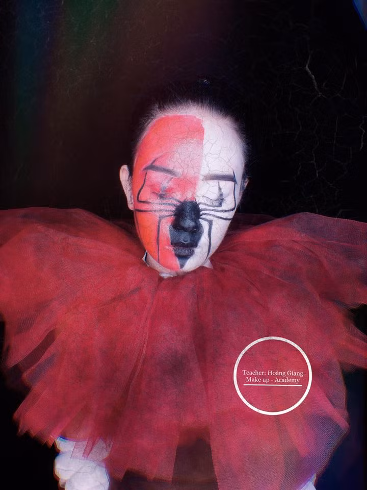 Để có một buổi party Halloween thành công, các bạn trẻ không thể thiếu được những màn hóa trang và lúc này là dịp để các chuyên gia trang điểm ra tay.
