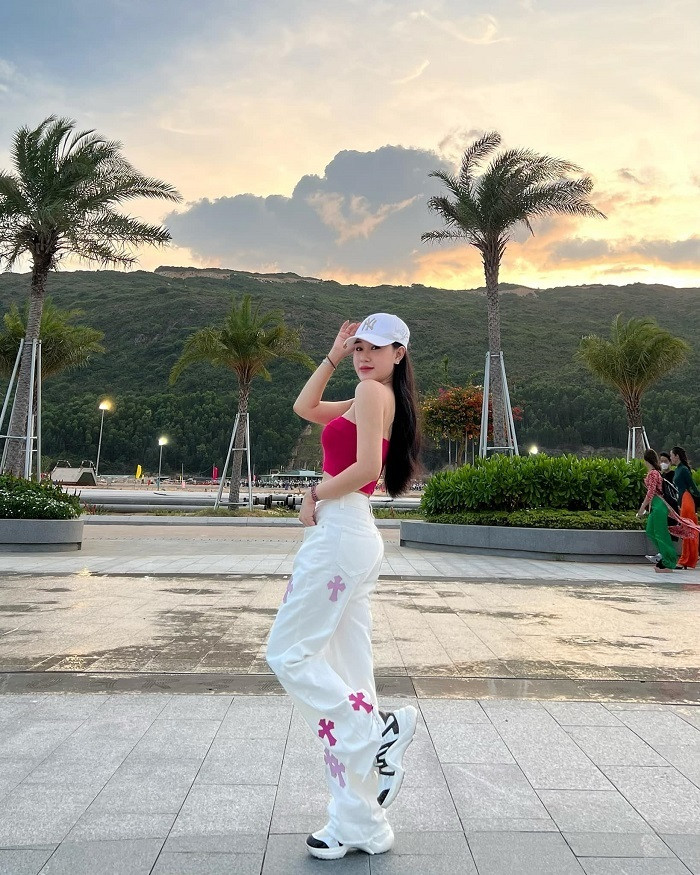 Đầu tháng 5/2022, nam cầu thủ chi số tiền lớn tặng vợ chiếc xe xịn giá hơn 2 tỷ đồng. Ai cũng phải choáng ngợp trước độ yêu chiều vợ của nam cầu thủ.