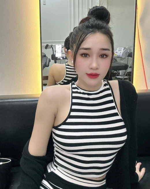 Kể từ khi về chung nhà với Hồ Tấn Tài, Hiếu Phạm cũng được mọi người để ý hơn và thường xuyên khoe ảnh được ông xã yêu chiều.