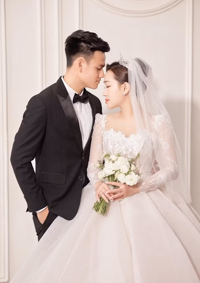 Kể từ khi có vợ, Hồ Tấn Tài được biết đến là người đàn ông yêu gia đình khi chẳng ngại dành cho vợ con những điều tốt nhất.