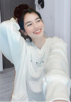 Nếu khi xưa Cẩm Đan thường lên sóng những concept thanh lịch, trang nhã, hiếm hoi lắm mới hở bạo thì sau loạt hint "toang" với đại gia Đức Huy, cô nàng chẳng ngần ngại đăng những tấm ảnh mặc độc chiếc quần lót, vén cao áo khoe chân ngực…