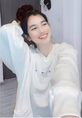 Nếu khi xưa Cẩm Đan thường lên sóng những concept thanh lịch, trang nhã, hiếm hoi lắm mới hở bạo thì sau loạt hint "toang" với đại gia Đức Huy, cô nàng chẳng ngần ngại đăng những tấm ảnh mặc độc chiếc quần lót, vén cao áo khoe chân ngực…