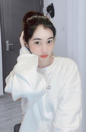 Nhưng dạo gần đây, Cẩm Đan mạnh dạn mặc chiếc áo phô trọn cơ thể tỷ lệ vàng, đặc biệt là vòng 1 cân đối - gợi cảm.