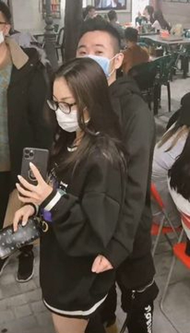 Thời gian gần đây, mọi người đều biết chuyện bạn gái cũ Quang Hải đã có bạn trai mới. Anh chàng may mắn tên P.T. - quản lý một quán bar nổi tiếng ở Đà Nẵng.