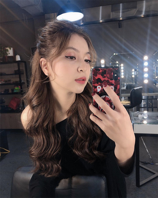 Dù công khai có tình mới nhưng Nhật Lê vẫn che khéo mặt bạn trai.