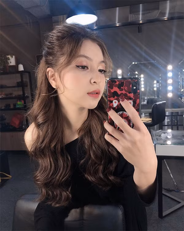 Dù công khai có tình mới nhưng Nhật Lê vẫn che khéo mặt bạn trai.