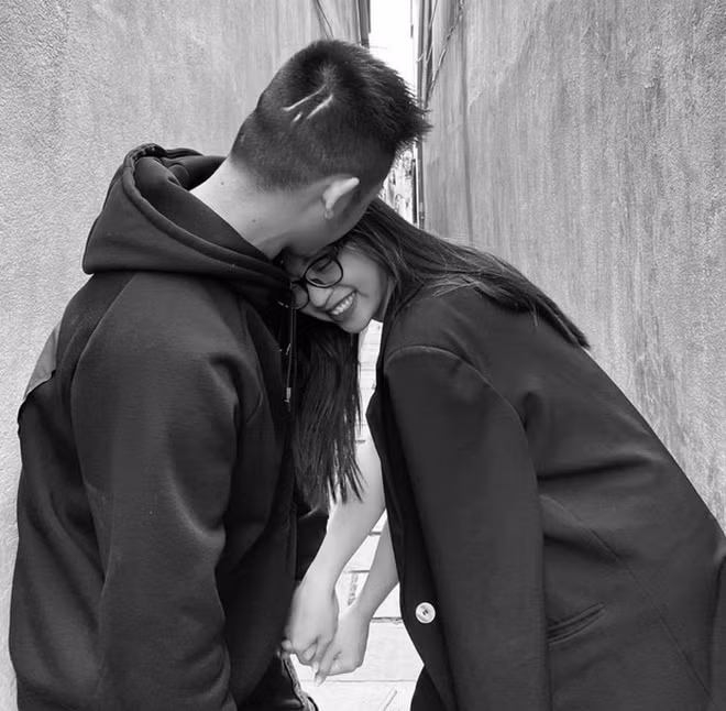 Dù đã chia tay với Quang Hải lâu lắm rồi nhưng đến thời điểm hiện tại, Nhật Lê vẫn là một cái tên nhận được rất nhiều sự quan tâm. Chuyện cô nàng yêu ai, hẹn hò ai của cô nàng cũng trở thành chủ đề hot được dân mạng đem ra bàn tán.