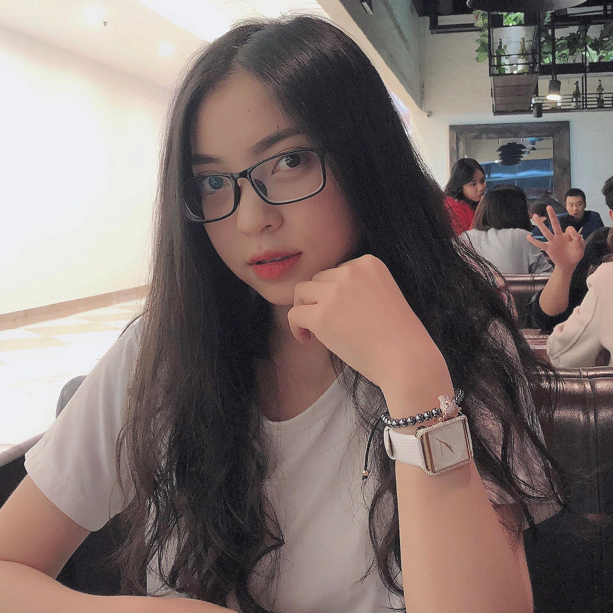 Nhưng dù có che khéo mặt bạn trai ra sao, Nhật Lê lại không ngại khoe những khoảnh khắc yêu đương dễ thương.