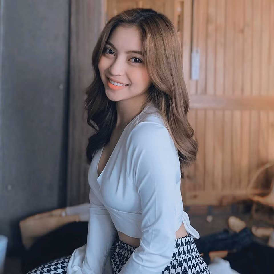 Chẳng cần lồng lộn nhưng Nhật Lê vẫn biết cách tỏa sáng dù chỉ là trang phục đời thường.