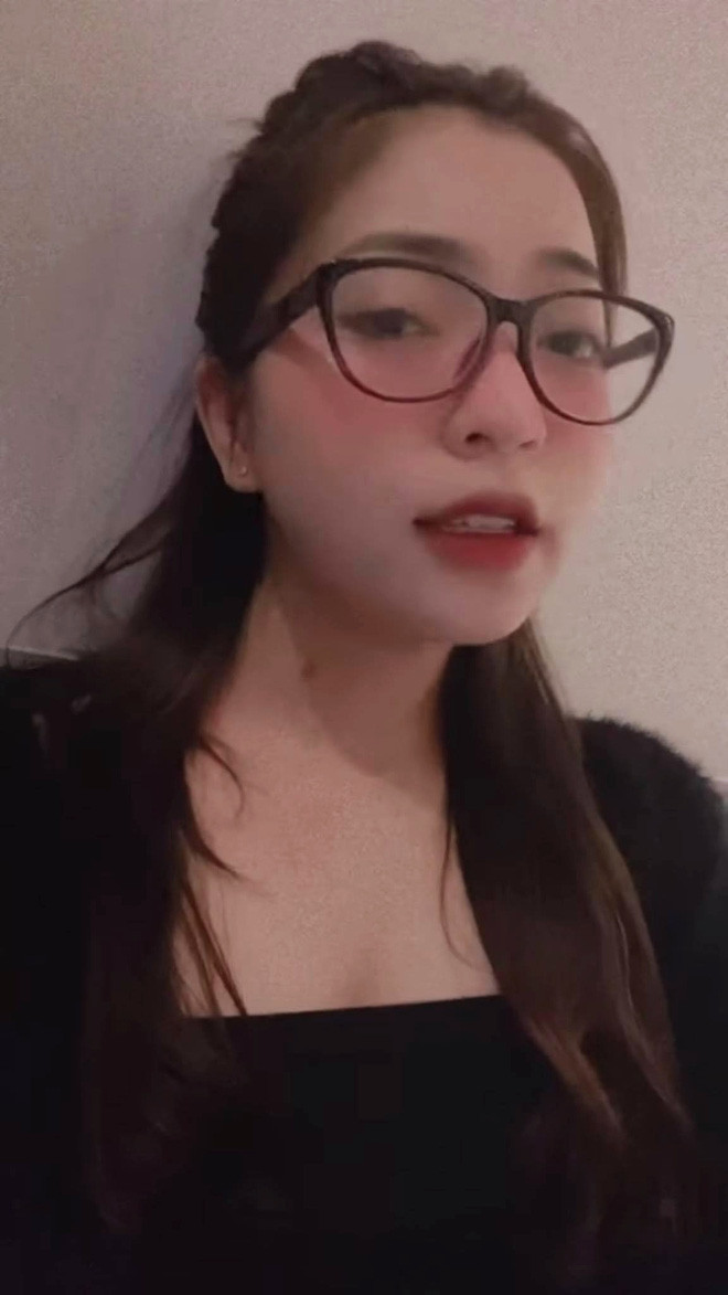 Cách đây ít hôm cô nàng còn để lộ dấu vết lạ trên cổ khiến nhiều người không khỏi liên tưởng đến dấu hickey.