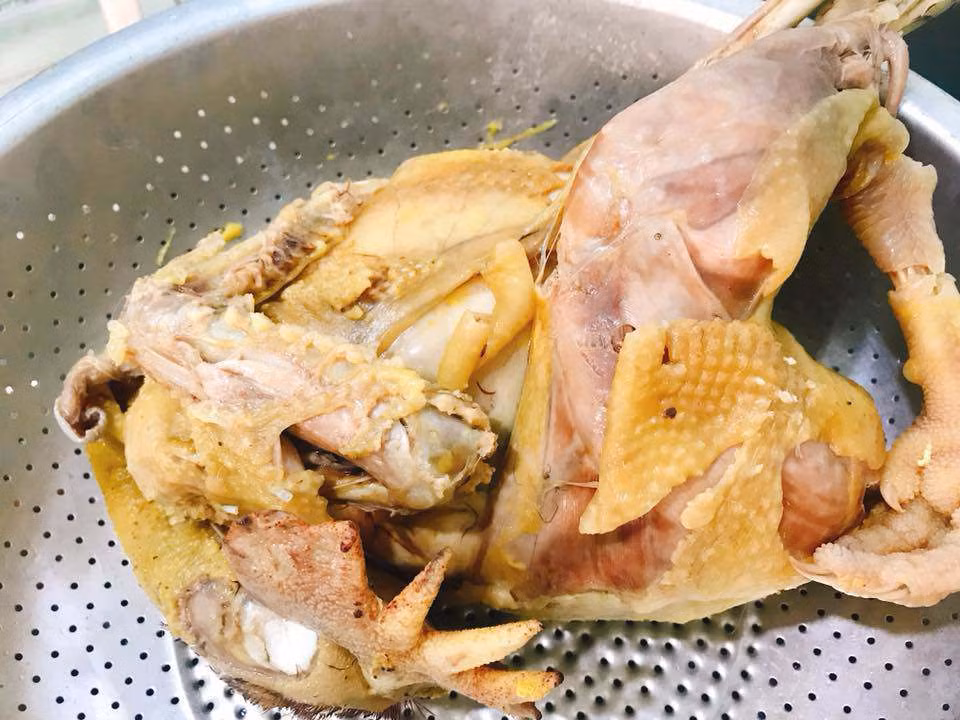 Luộc hơi quá lửa là nguyên nhân khiến chú gà này không toàn thây.