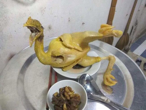 Ủa cái mào của chú gà trống luộc để cúng này đâu?