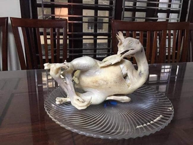 Nhiều bạn trẻ cũng đã cố gắng tập luyện tay nghề luộc gà để có được một tác phẩm thật đẹp mắt.