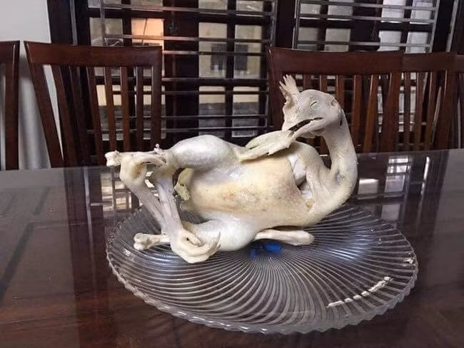 Nhiều bạn trẻ cũng đã cố gắng tập luyện tay nghề luộc gà để có được một tác phẩm thật đẹp mắt.