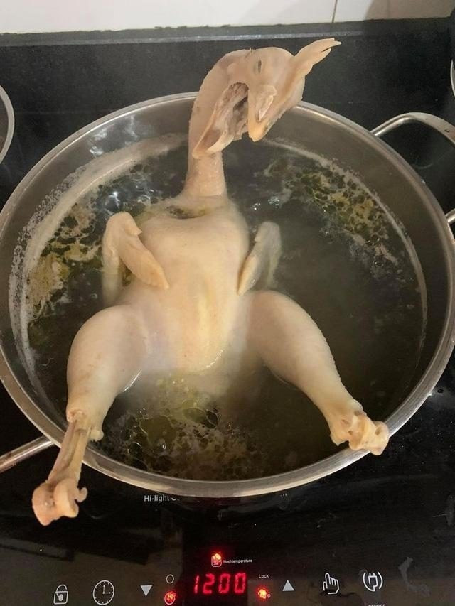 "Siêu phẩm" gà tắm nước nóng chăng?