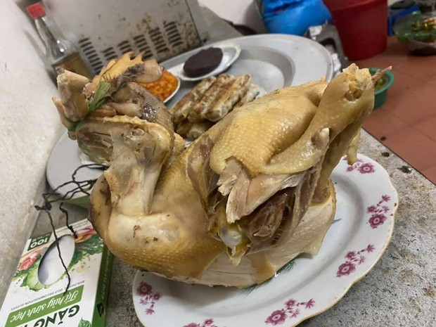 Với việc chú gà luộc này da bị rách thì nhiều người sẽ không dùng nó để cúng lên bàn thờ ngày Tết.