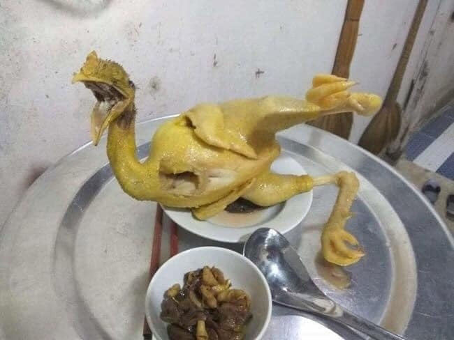 Ấy thế nhưng, không phải lúc nào sự cố gắng cũng mang lại thành công. Điển hình là dù đã rất cẩn thận nhưng nhiều người vẫn cho ra đời những "siêu phẩm" gà luộc như thế này...