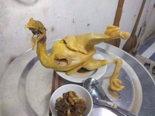 Ấy thế nhưng, không phải lúc nào sự cố gắng cũng mang lại thành công. Điển hình là dù đã rất cẩn thận nhưng nhiều người vẫn cho ra đời những "siêu phẩm" gà luộc như thế này...