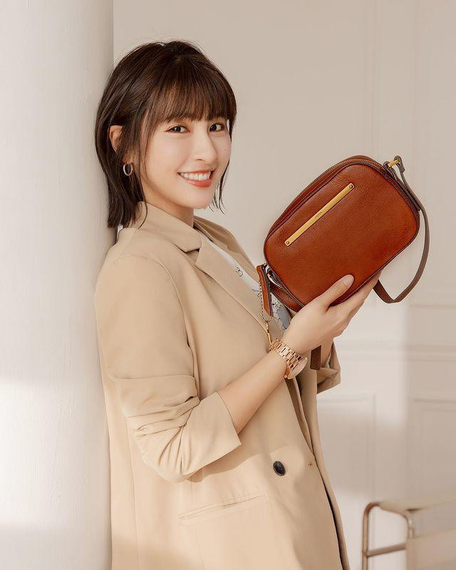 Là một thành viên của đội cổ vũ cho đội bóng chày, Yu Yu thường xuyên phải xuất hiện ở ngoài sân cỏ nên làn da dễ bị nổi mụn.