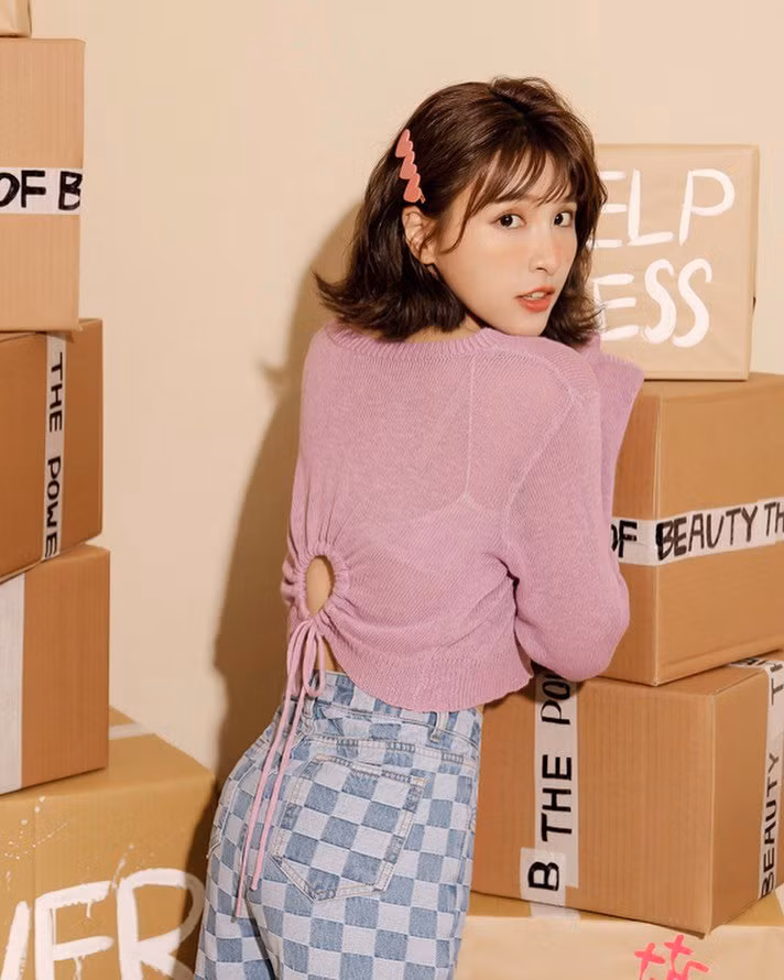 Ở tuổi 33, Yu Yu gây ấn tượng bởi vẻ ngoài trẻ trung, vóc dáng cân đối cùng gu ăn vận gợi cảm.