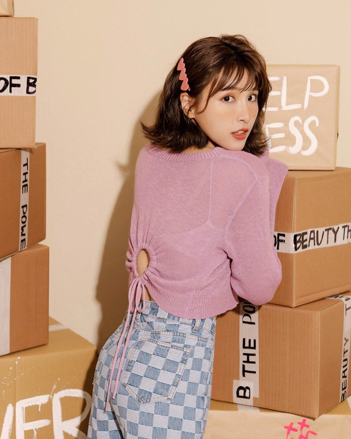 Ở tuổi 33, Yu Yu gây ấn tượng bởi vẻ ngoài trẻ trung, vóc dáng cân đối cùng gu ăn vận gợi cảm.