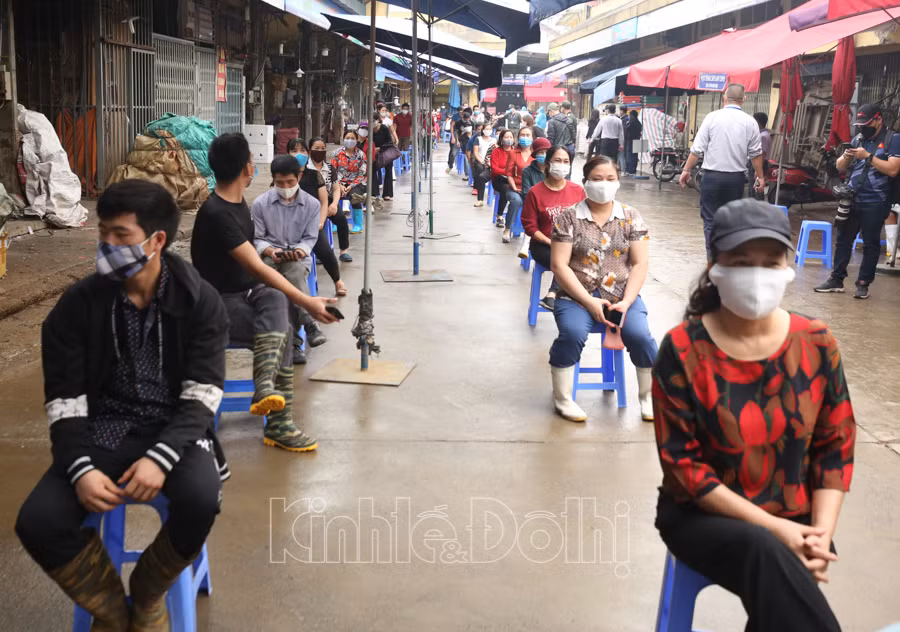 Chợ Long Biên đã huy động khoảng xét nghiệm nhanh khoảng 300 người. Song với điều kiện của Trung tâm y tế quận Ba Đình, trong ngày 18/4 sẽ xét nghiệm cho hơn 200 người.