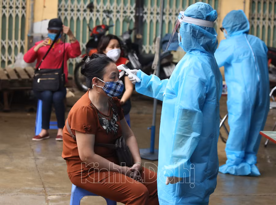 Dự kiến công tác xét nghiệm nhanh COVID-19 tại các chợ đầu mối sẽ hoàn thành xong trong ngày Chủ nhật (19/4).