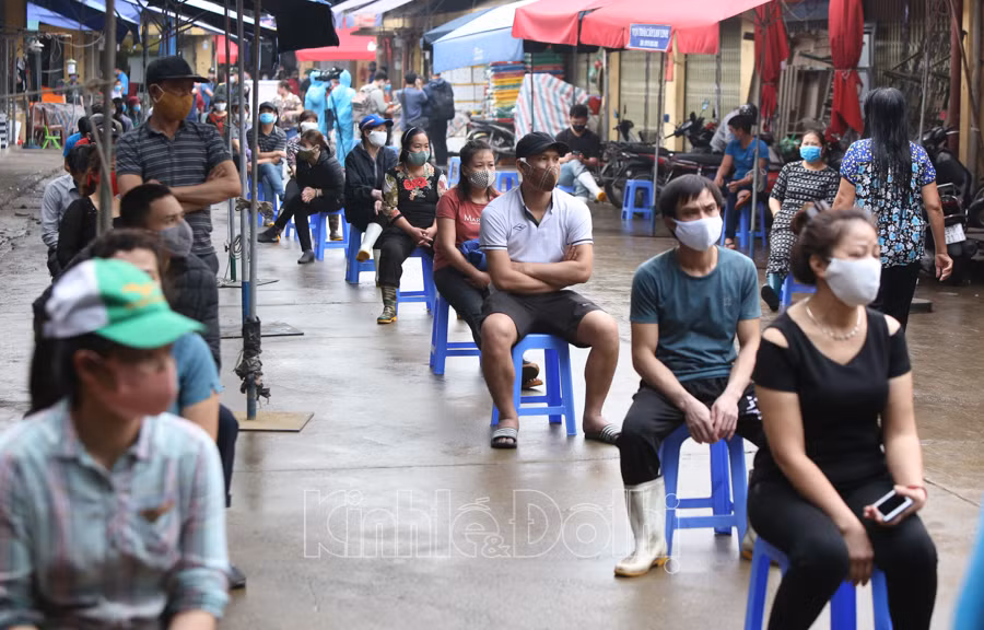 Trước đó, tại cuộc họp của Ban Chỉ đạo phòng, chống dịch COVID-19 của TP Hà Nội, ngày 17/4, Chủ tịch UBND TP Nguyễn Đức Chung đã yêu cầu tổ chức xét nghiệm nhanh COVID-19 xác suất tại một số chợ đầu mối như chợ Long Biên, chợ Ngã Tư sở, chợ hoa quả Hoàng Mai, chợ Hà Vĩ…